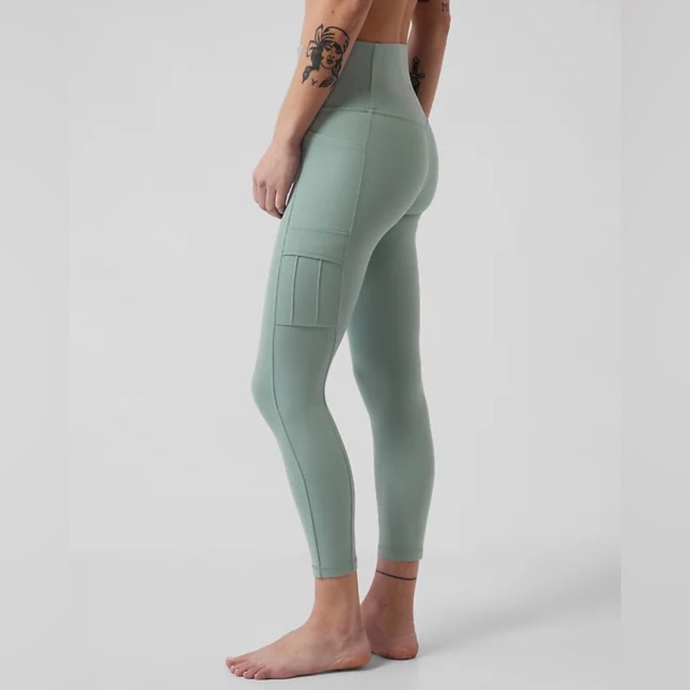 Athleta Salutation Cargo 7/8 Tight